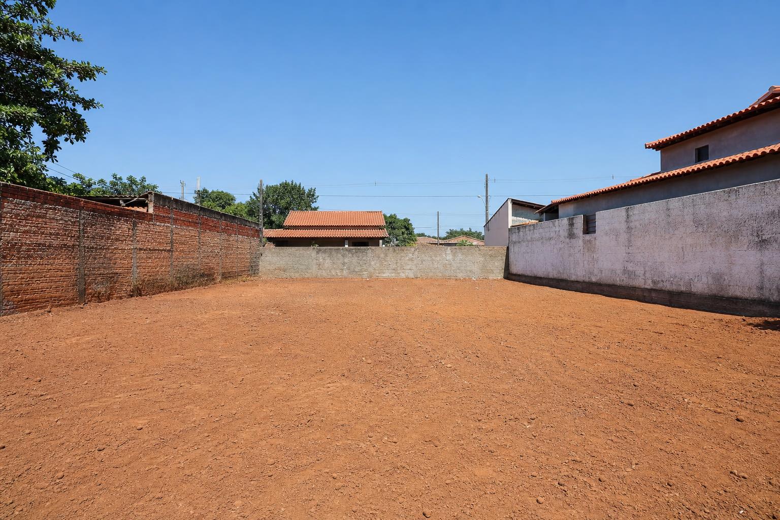 Terreno limpo após remoção completa dos resíduos